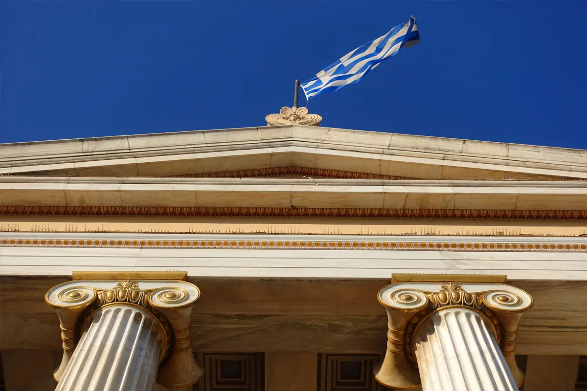 Das ikonische neoklassizistische Gebäude der Universität Athen