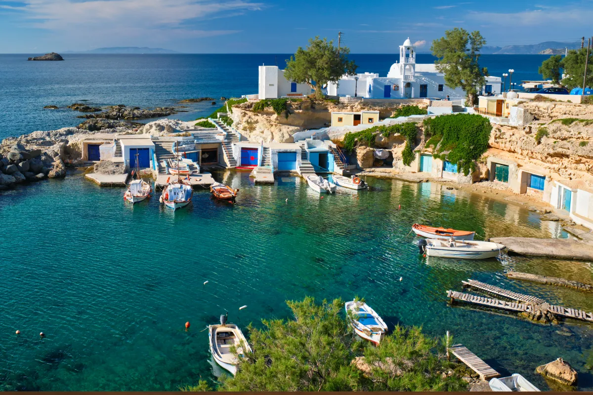 Kleiner Hafen auf Milos, einer der besten Inseln für den Kauf eines Hauses in Griechenland