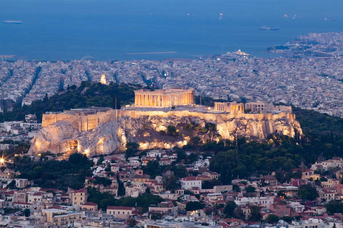 Blick auf die Akropolis in Athen bei Nacht