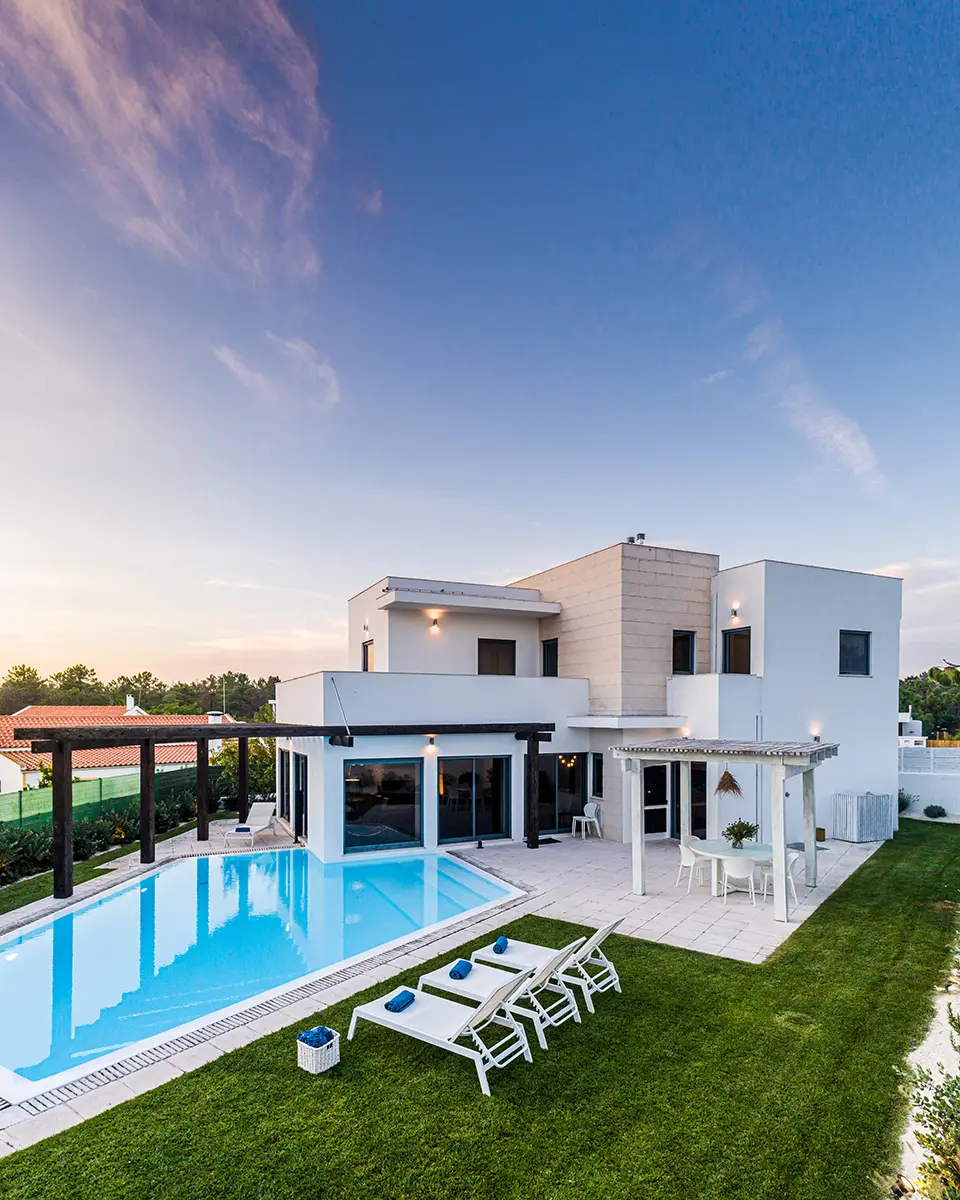 Modernes Haus mit Garten, Swimmingpool und Holzpergola