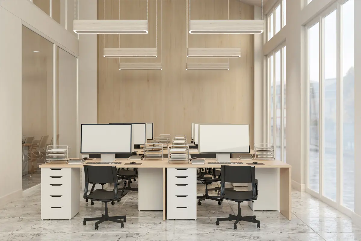 Eine moderne Büroeinrichtung mit mehreren Schreibtischen und Computern