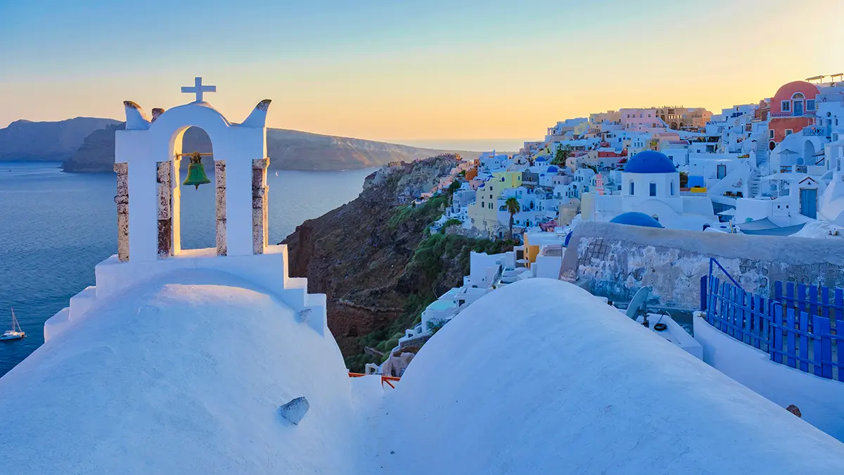 Das traditionelle griechische Dorf Oia auf Santorin am Abend bei Sonnenuntergang