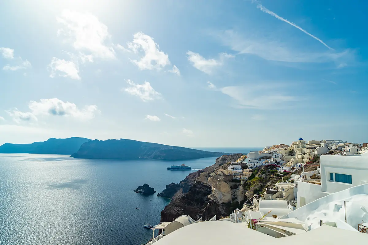 Blauer Himmel und Meer in Oia, Santorin, Griechenland
