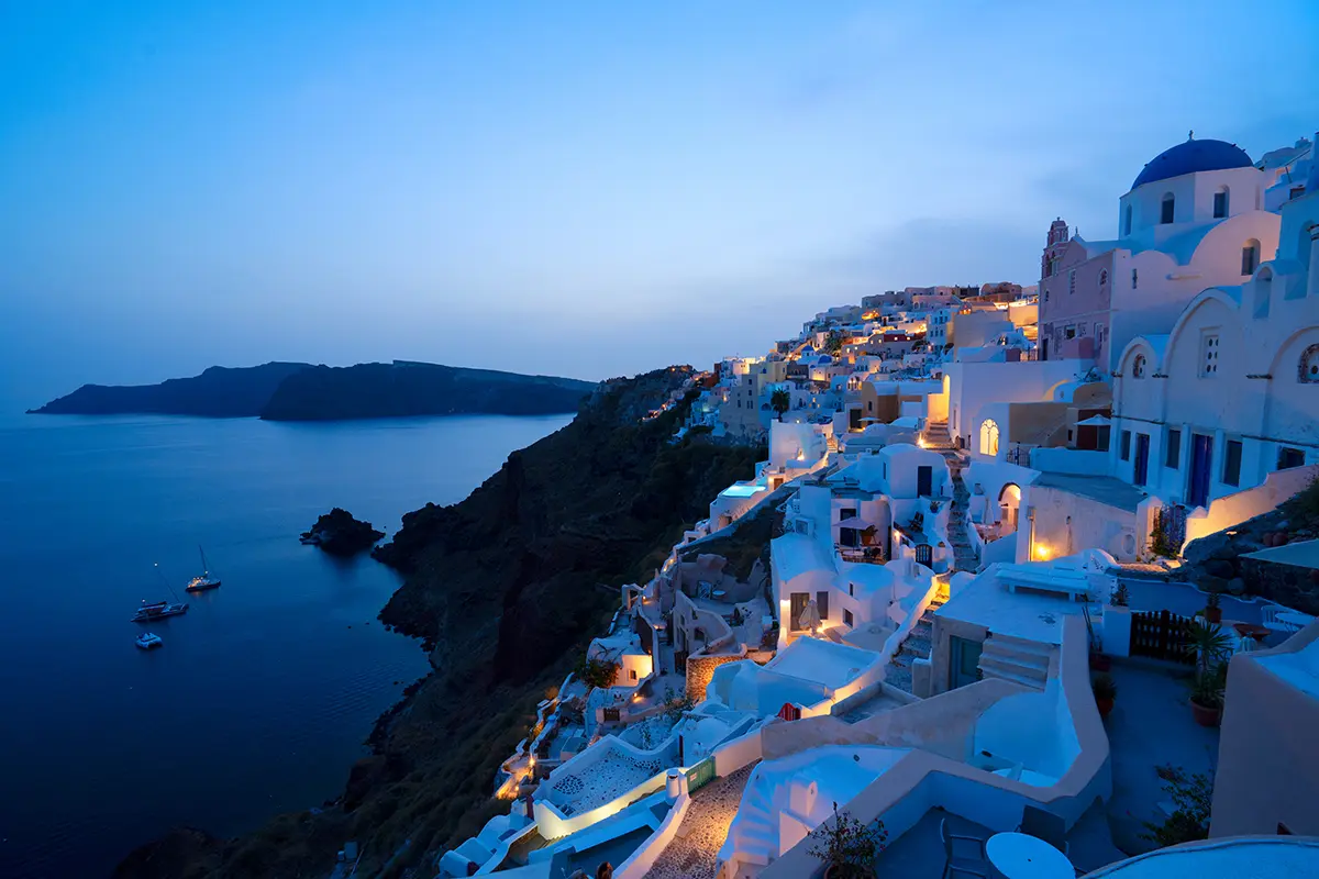 Das traditionelle griechische Dorf Oia auf Santorin bei Nacht