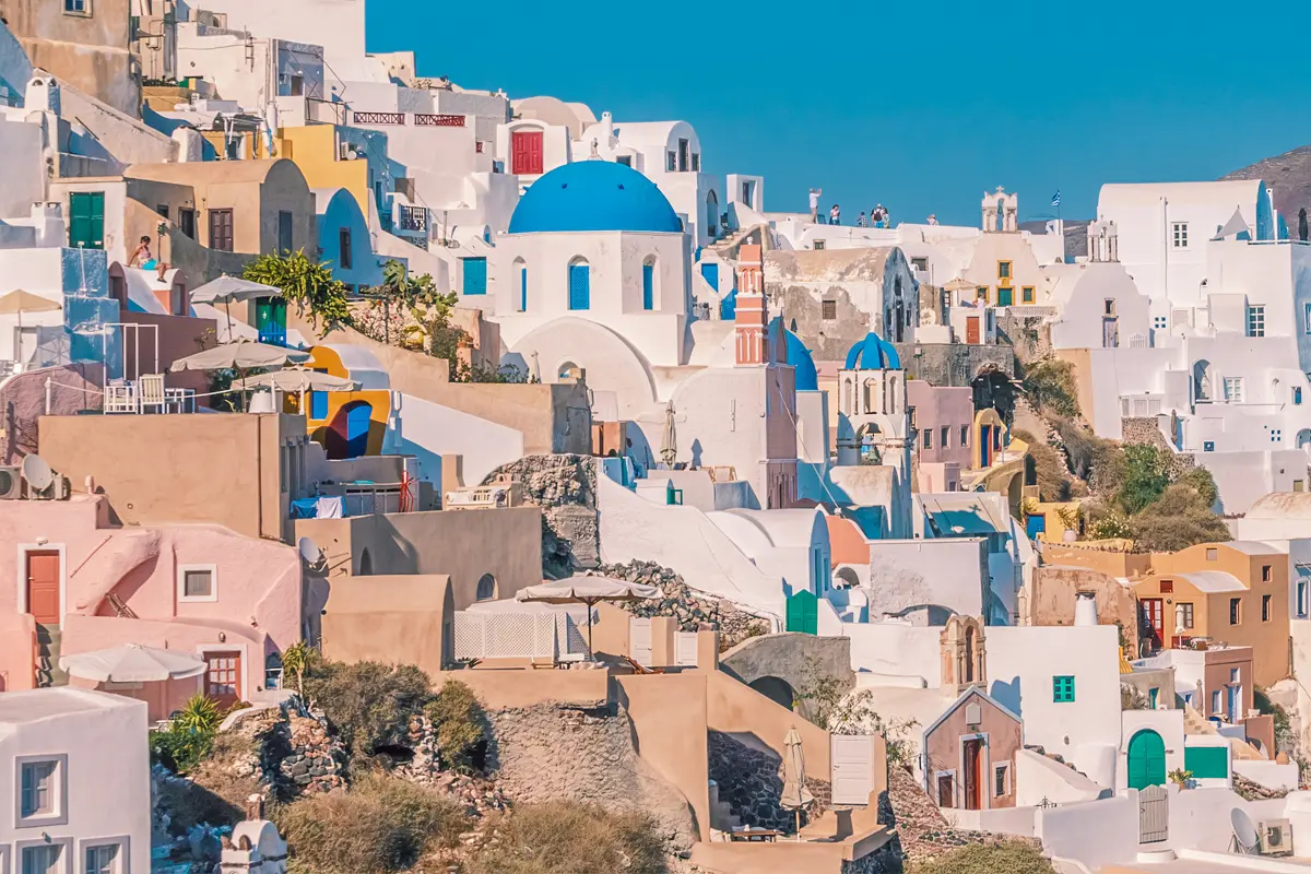 Die weiße Architektur des Dorfes Oia auf der Insel Santorin