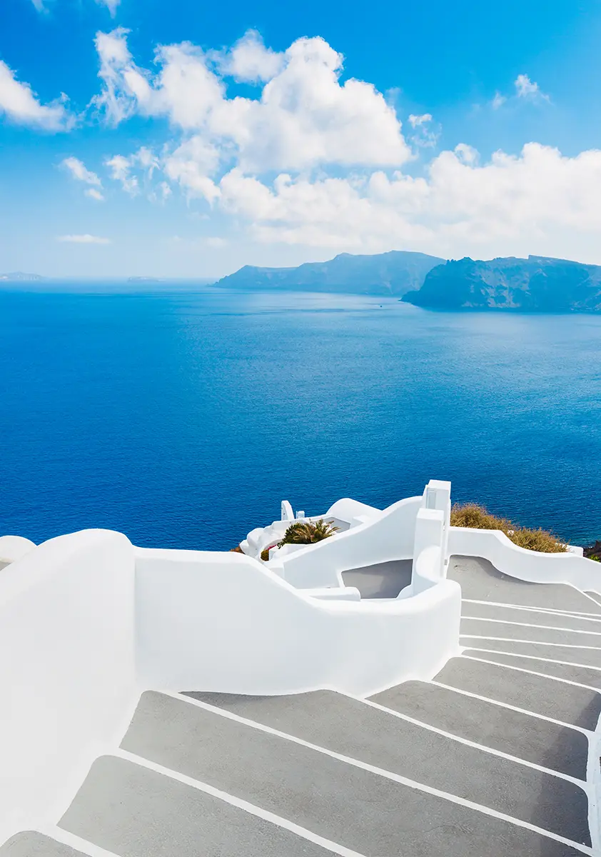 Die Insel Santorin, Griechenland. Wunderschöner Blick auf das blaue Meer und die traditionelle Architektur