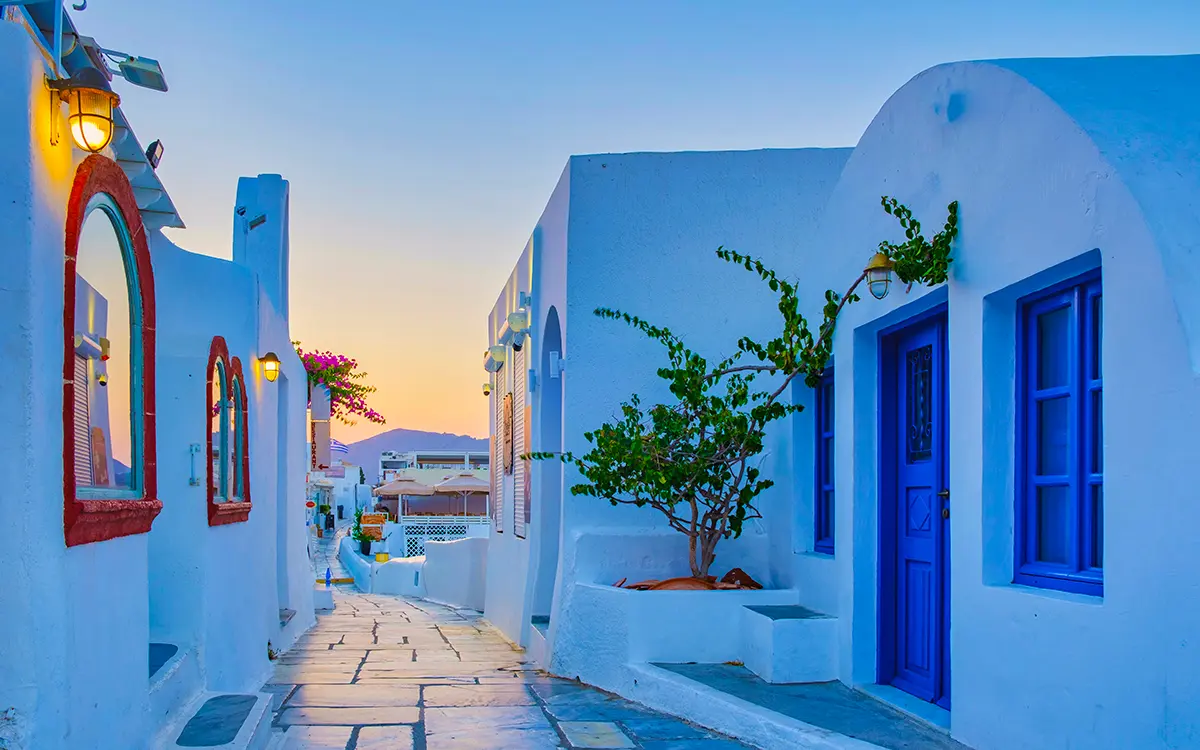 Sonnenuntergang im griechischen Dorf Oia auf Santorin mit Blick auf die Caldera von Santorin