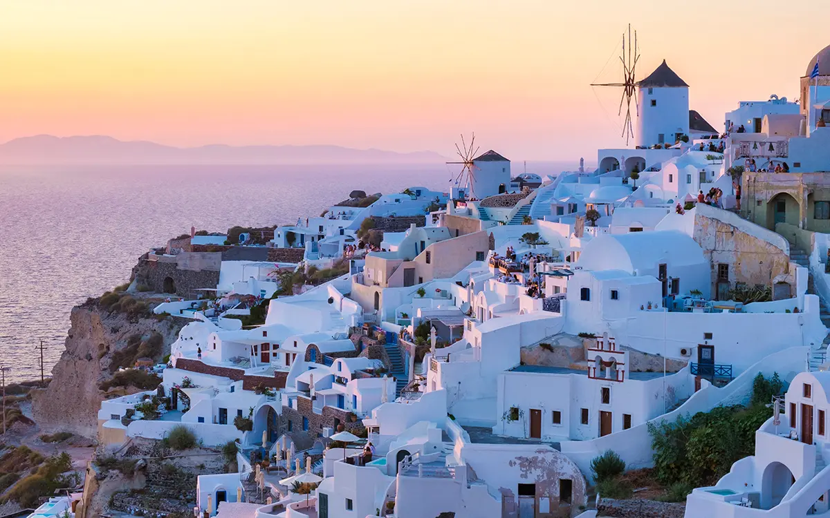 Sonnenuntergang im griechischen Dorf Oia auf Santorin mit Blick auf die Caldera