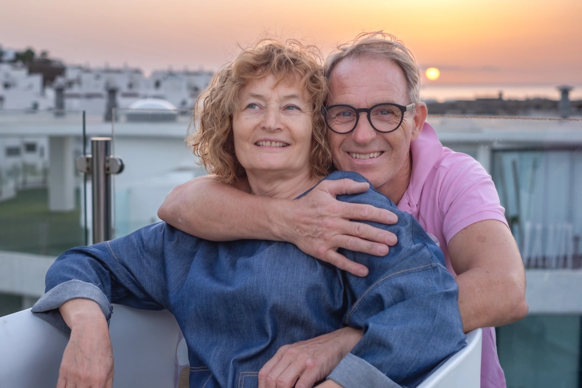 Ein Rentnerpaar in Griechenland auf der Terrasse seines Hauses bei Sonnenuntergang