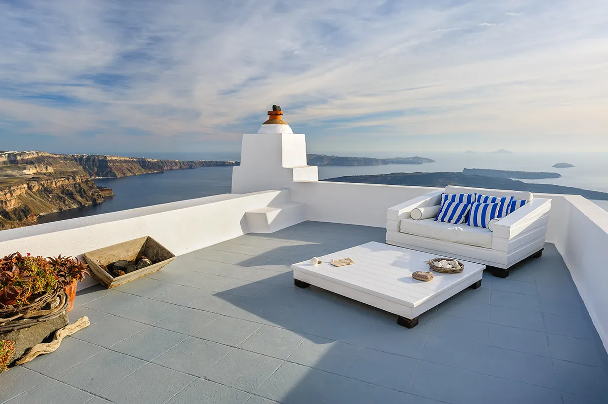 Blick auf die luxuriösen Terrassen und Veranden von Firostefani, Santorini, Griechenland