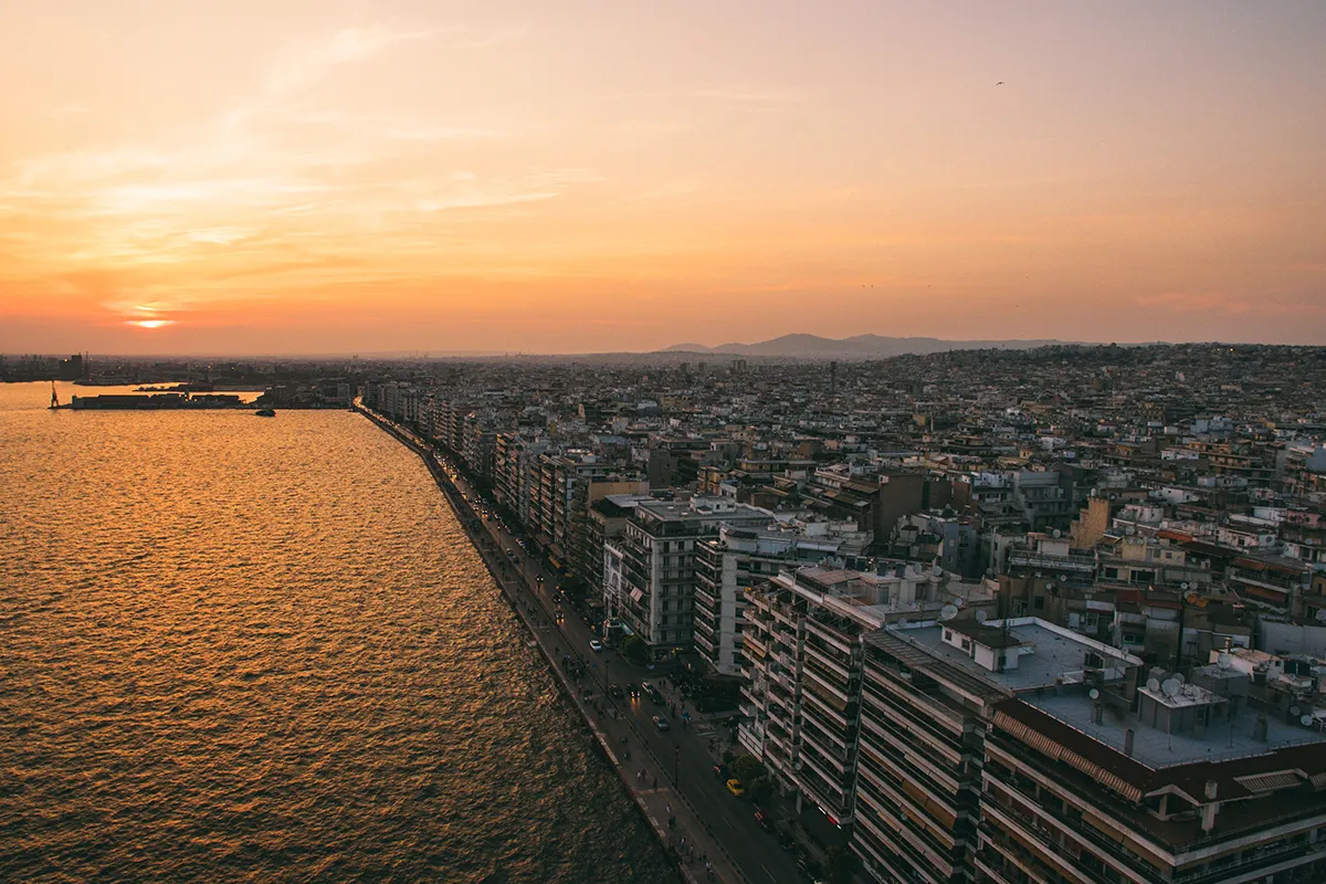 Luftaufnahme von Thessaloniki bei Sonnenuntergang