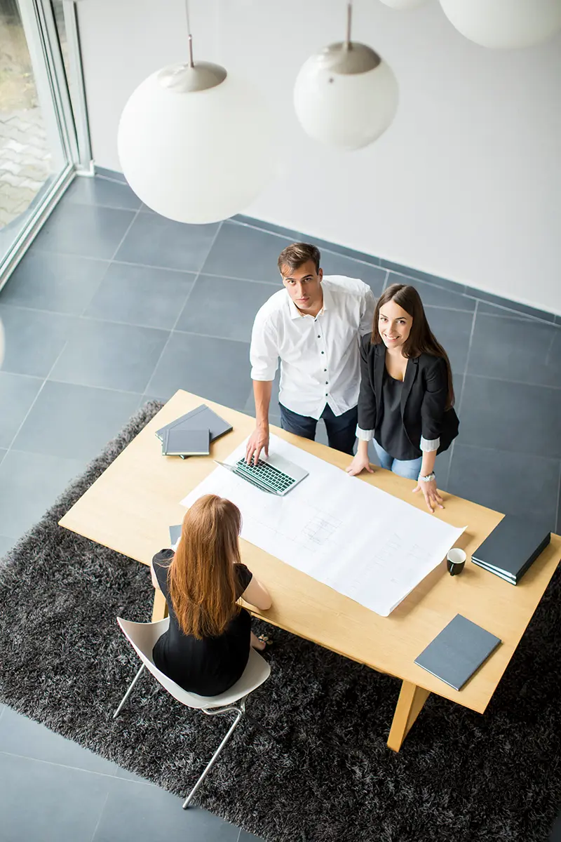 Die Mitarbeiter im Büro